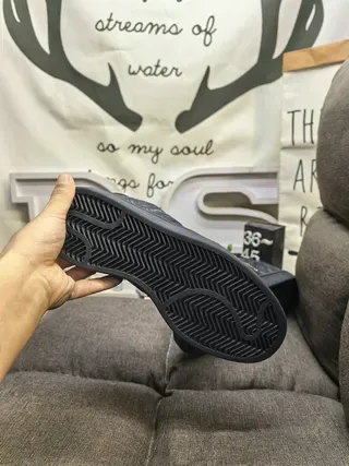 Louis Vuitton LV Trainer Chaussures lifestyle blanches argentées imprimées monogramme cuir supérieur embout perforé 24