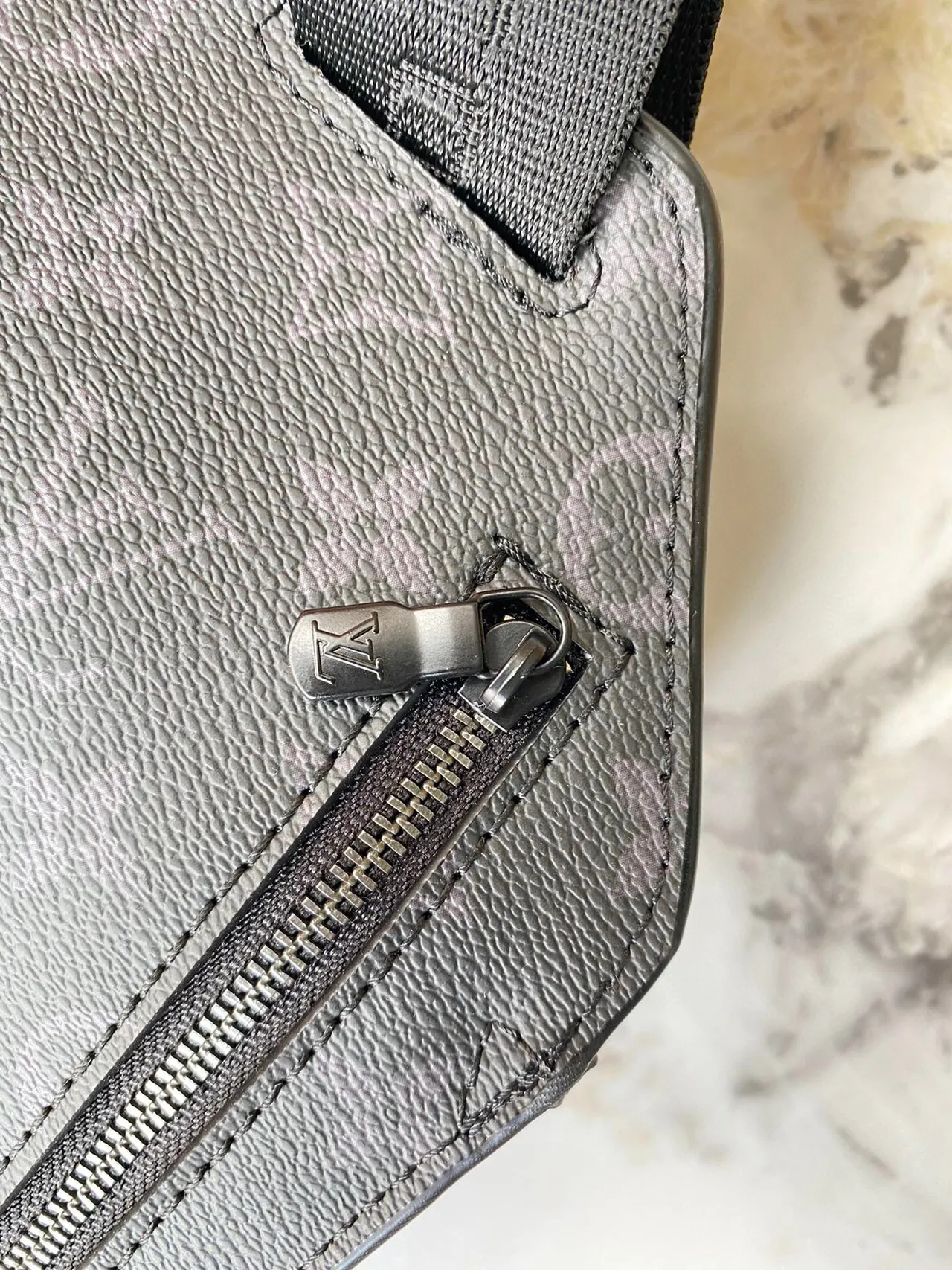 شنطة رسول Louis Vuitton مونوغرام كانفاس أسود فلاب 4