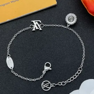 Louis Vuitton Monogram Charm سوار سلسلة فضية