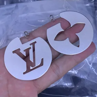 أقراط Louis Vuitton Monogram Disc فضي مقطوع