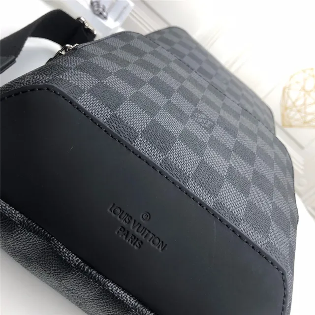 Louis Vuitton Monogram Eclipse মেসেঞ্জার ব্যাগ 24