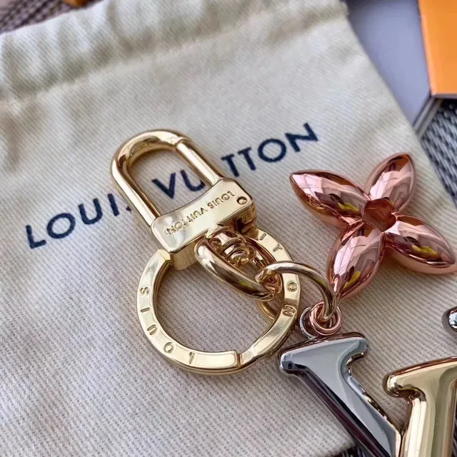 بروش Louis Vuitton Monogram Flower Gold Monogrammed معدني 3