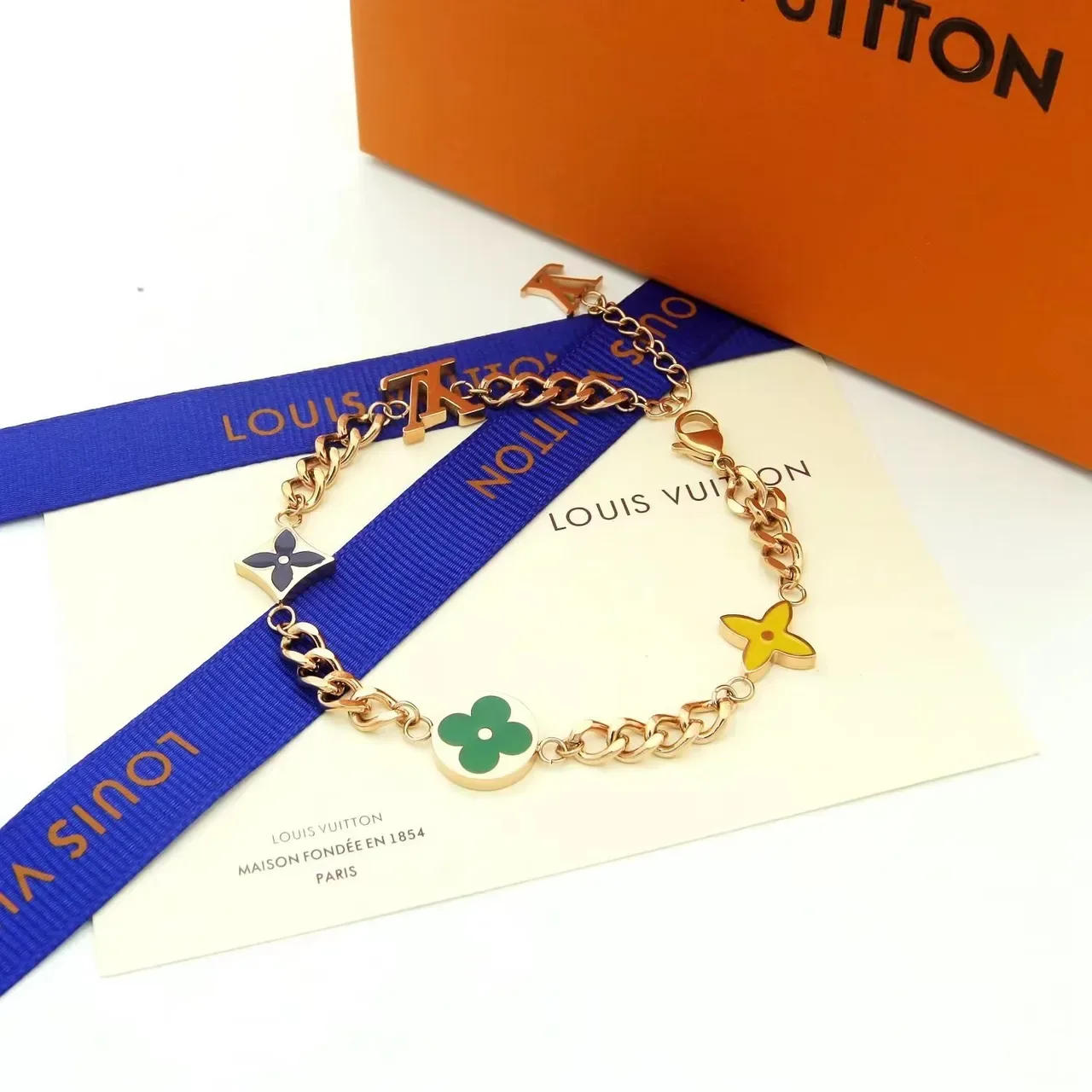 Louis Vuitton Monogram Flower سلاسل ذهبية فضية مربوطة تعويذة مينا سوار 3