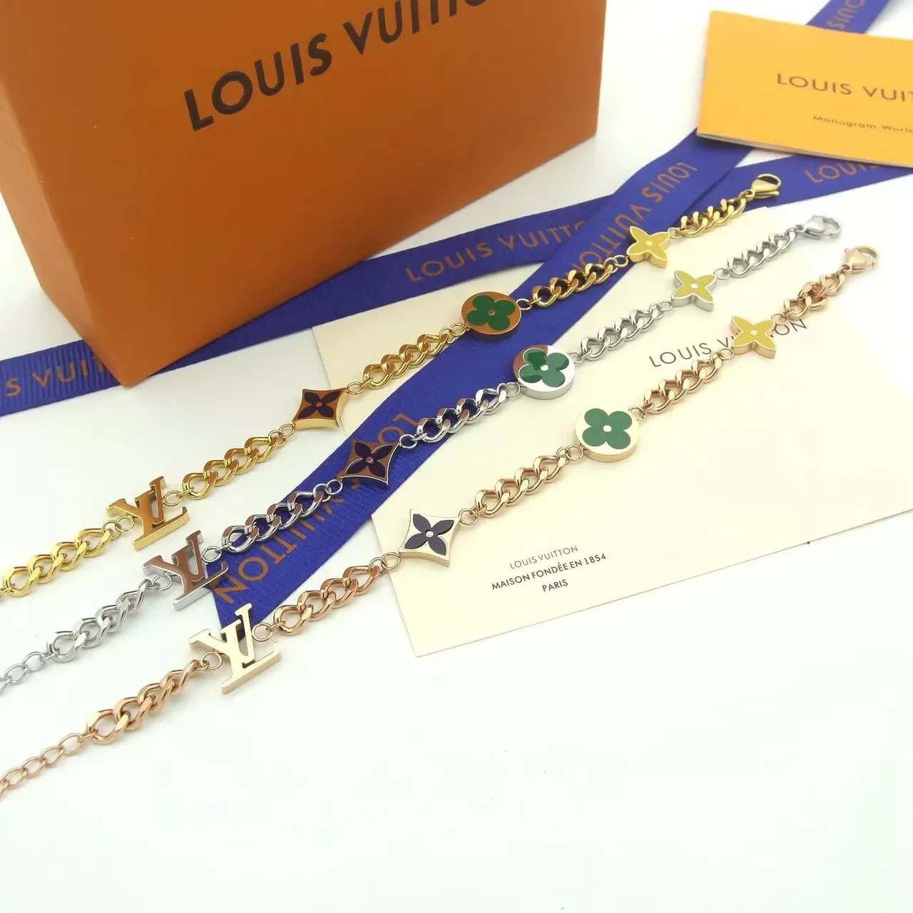 Louis Vuitton Monogram Flower سلاسل ذهبية فضية مربوطة تعويذة مينا سوار 6