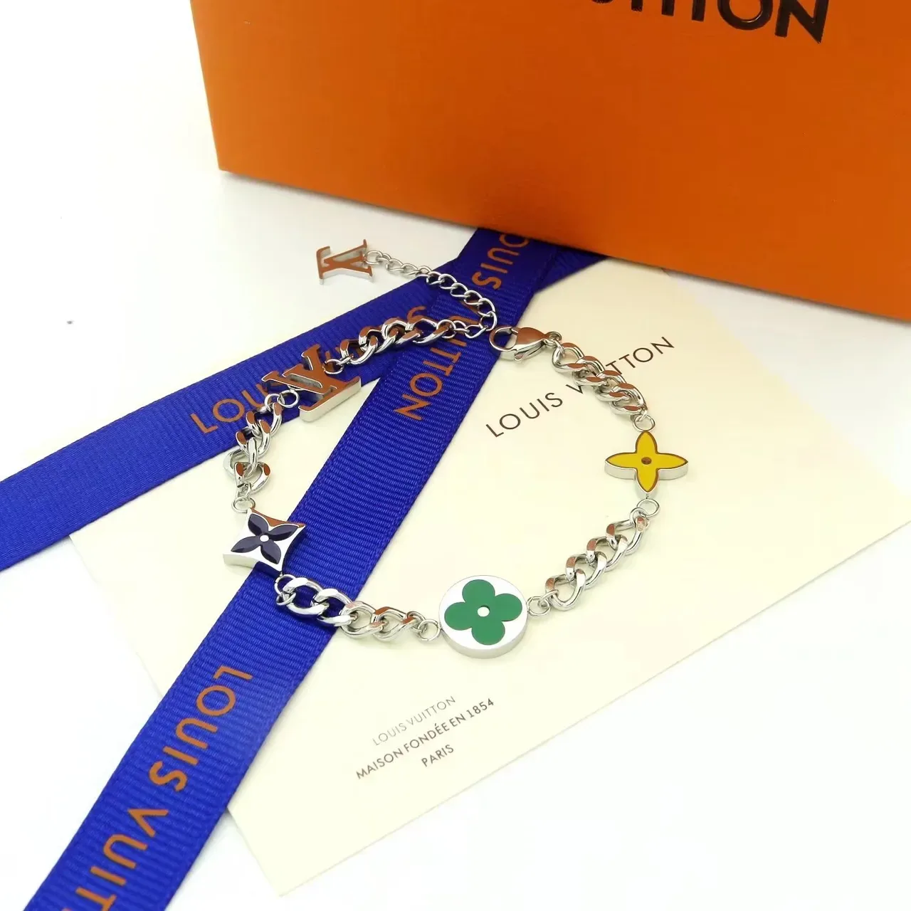 Louis Vuitton Monogram Flower سلاسل ذهبية فضية مربوطة تعويذة مينا سوار 8