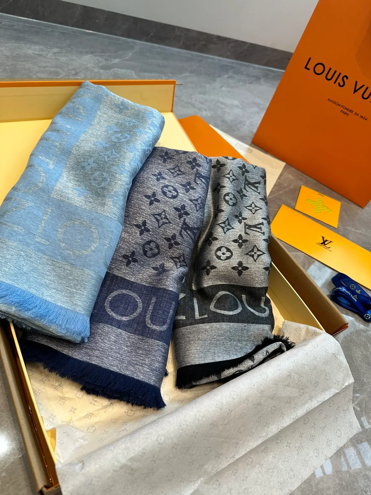 Louis Vuitton Monogram شال رمادي بحري ممزوج بخيط 3