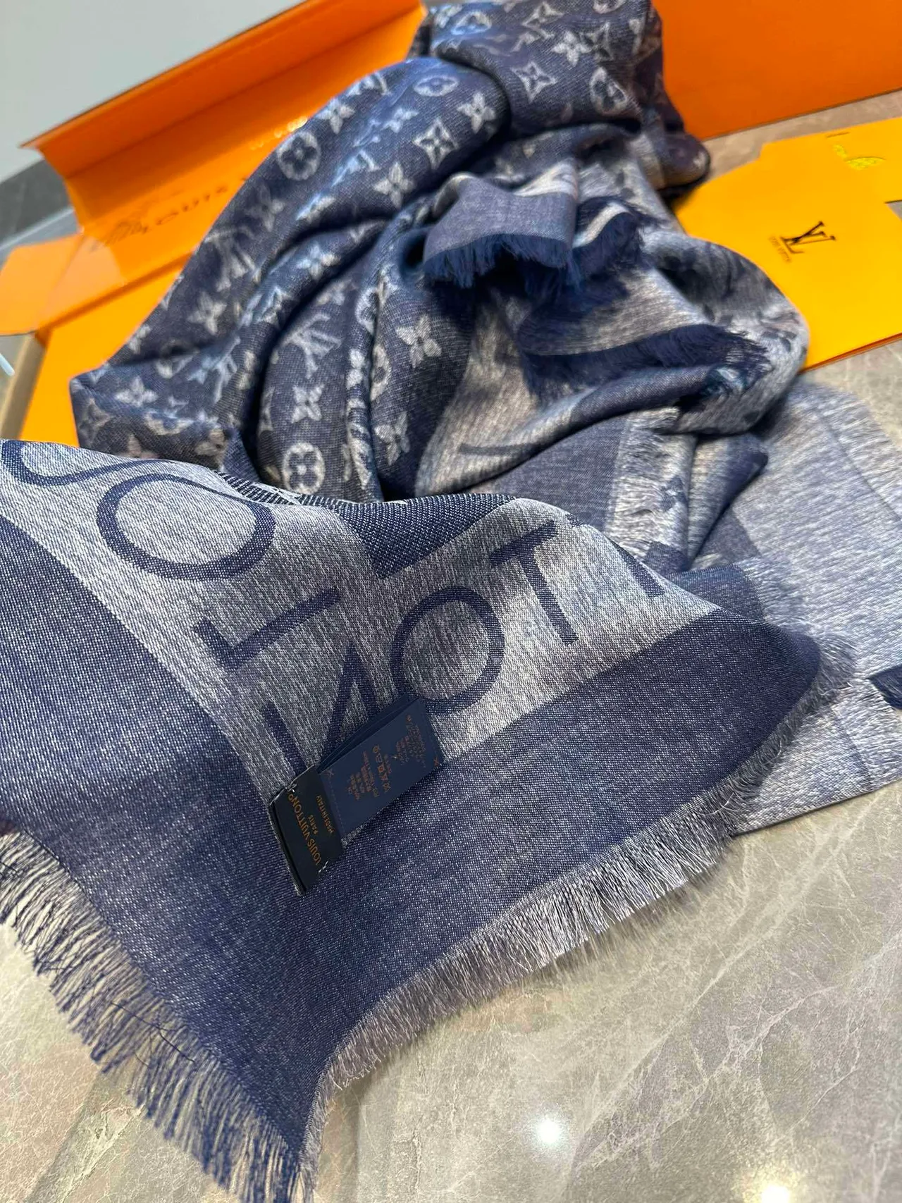 Louis Vuitton Monogram شال رمادي بحري ممزوج بخيط 5