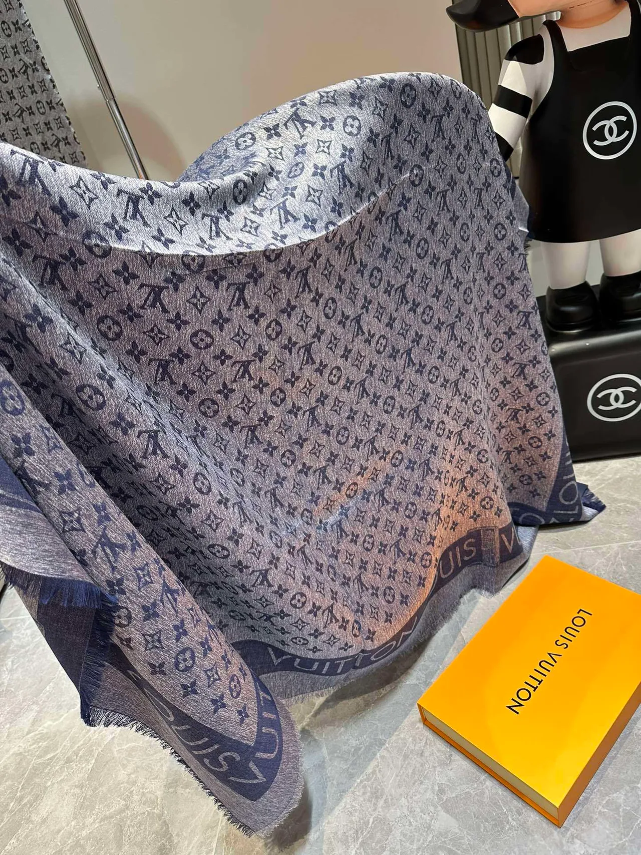 Louis Vuitton Monogram شال رمادي بحري ممزوج بخيط 7