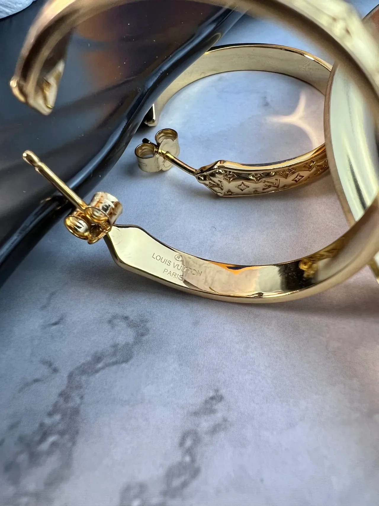 Brincos Louis Vuitton Monogram Hoop Ouro Polido 2