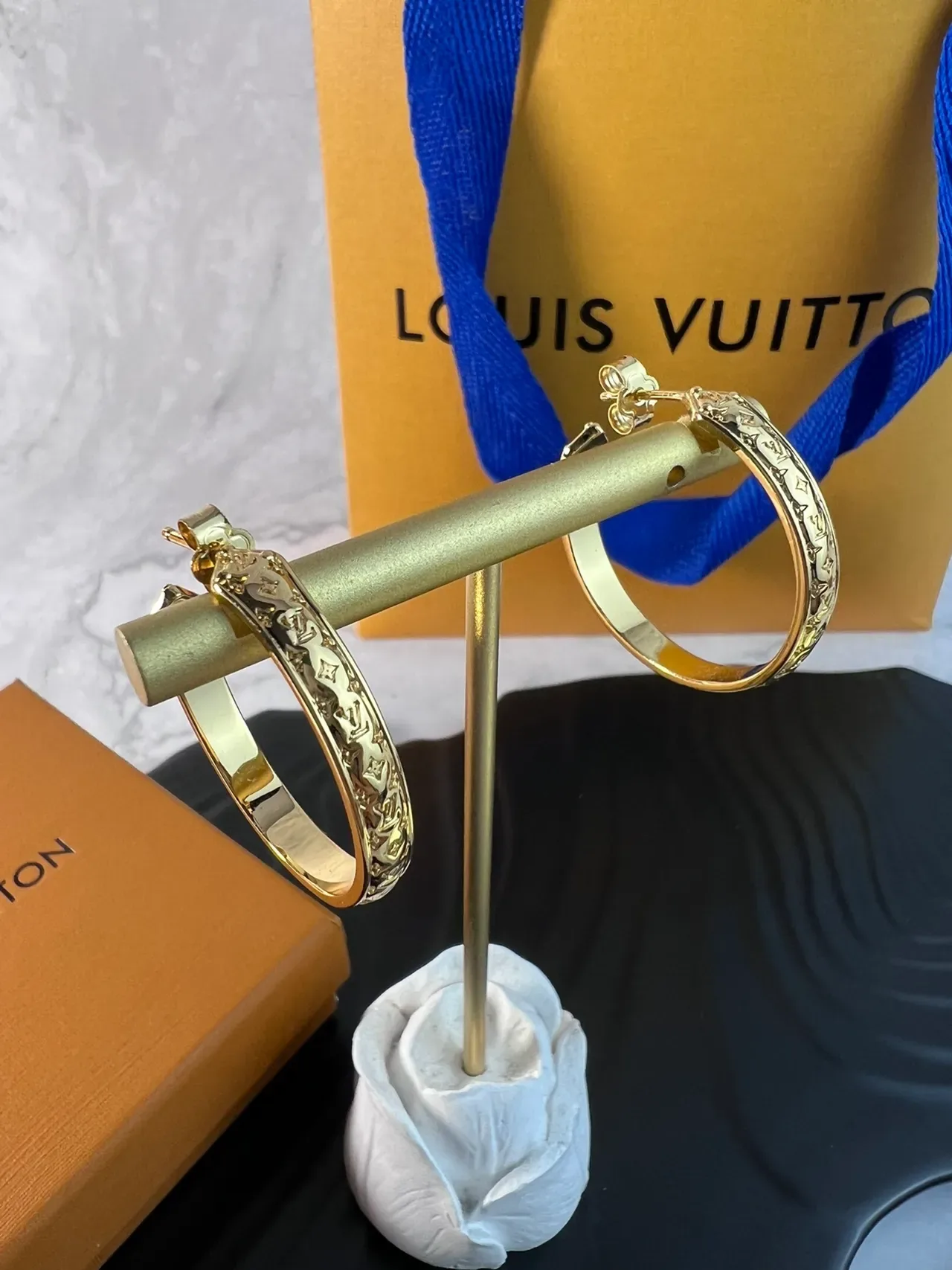 Brincos Louis Vuitton Monogram Hoop Ouro Polido 3