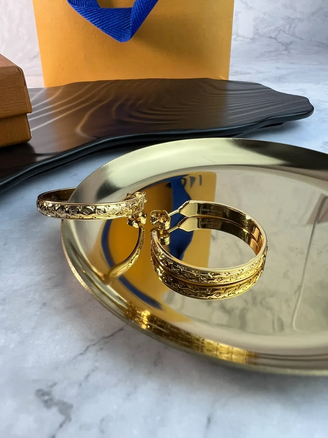 Brincos Louis Vuitton Monogram Hoop Ouro Polido 4