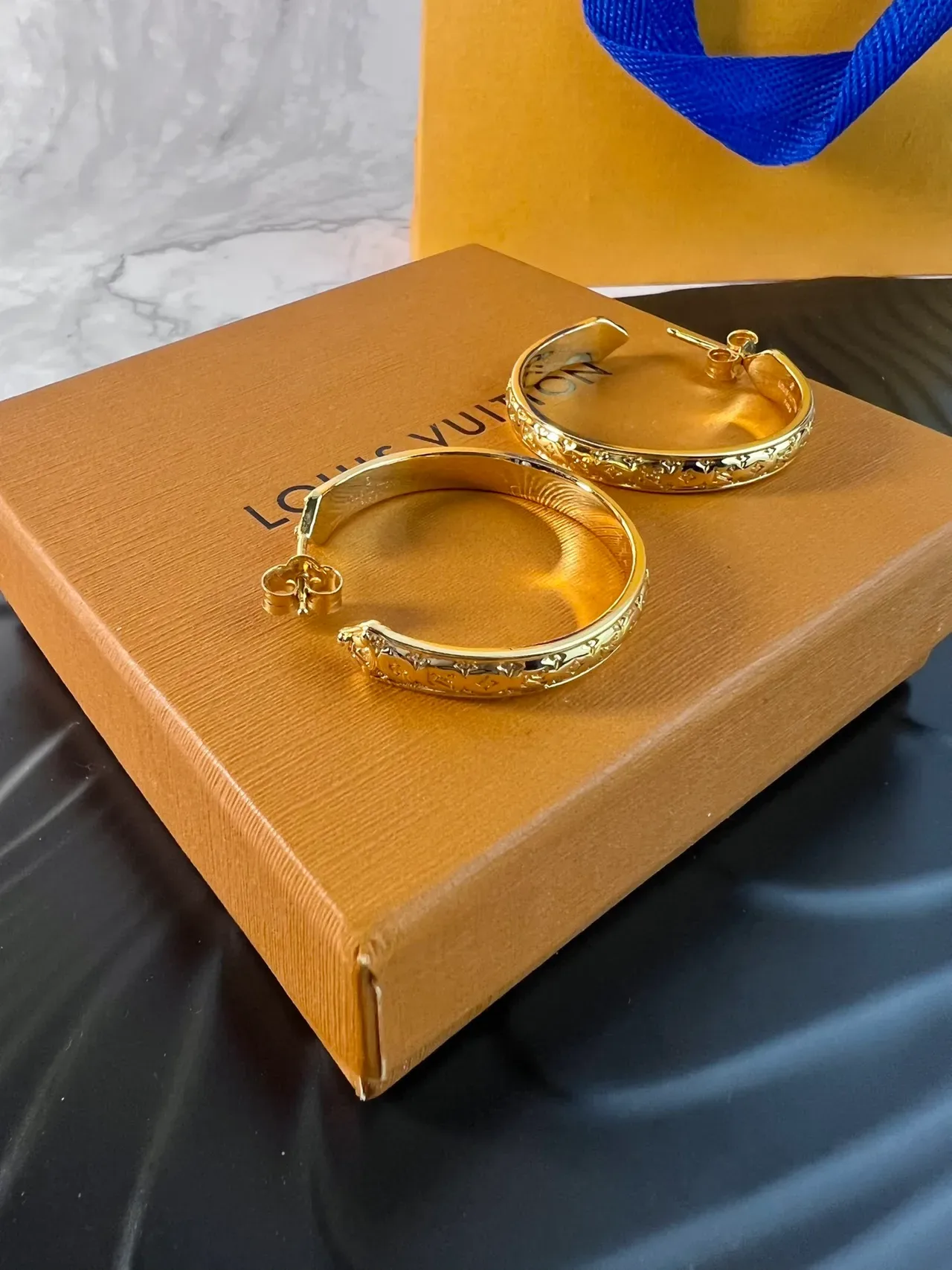 Brincos Louis Vuitton Monogram Hoop Ouro Polido 5