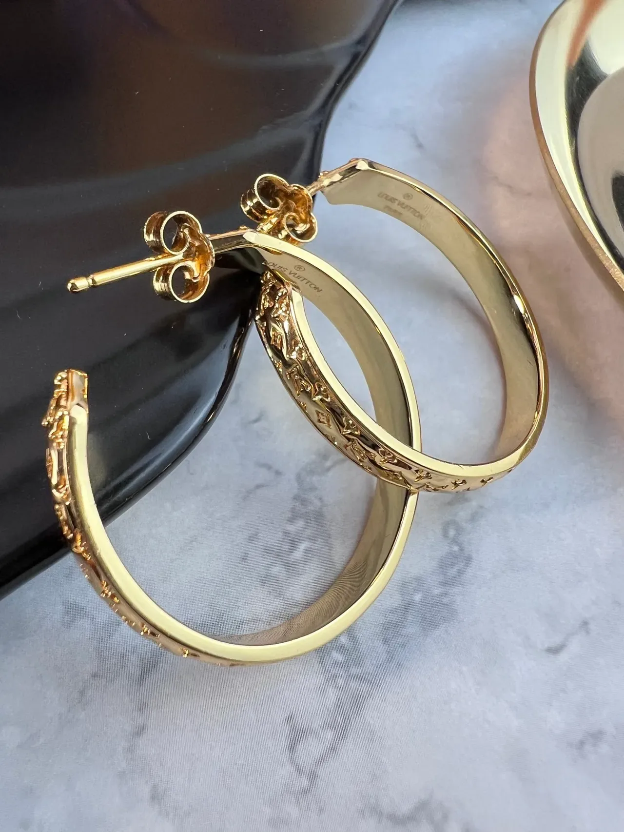 Brincos Louis Vuitton Monogram Hoop Ouro Polido 6