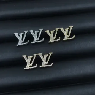 Louis Vuitton Monogram مجوهرات فضة ذهب مرصعة بالمسامير شكل الحرف أقراط