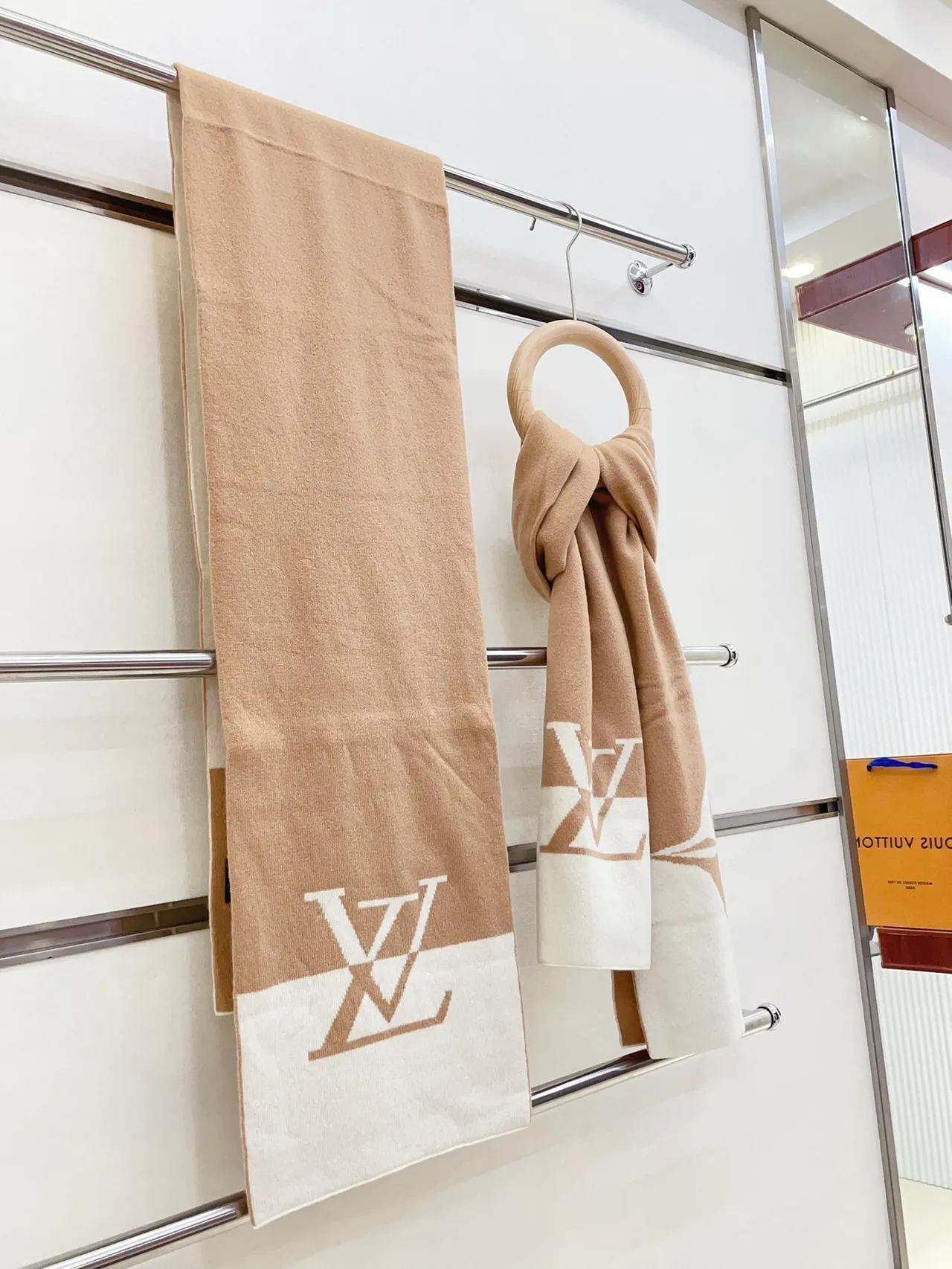 لويس فيتون Monogram Knit Scarf بيج أبيض محبوك كشمير شال 9