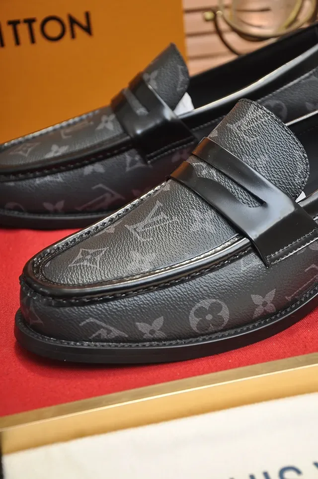 Louis Vuitton Mocassins Penny Monograma de Couro 2