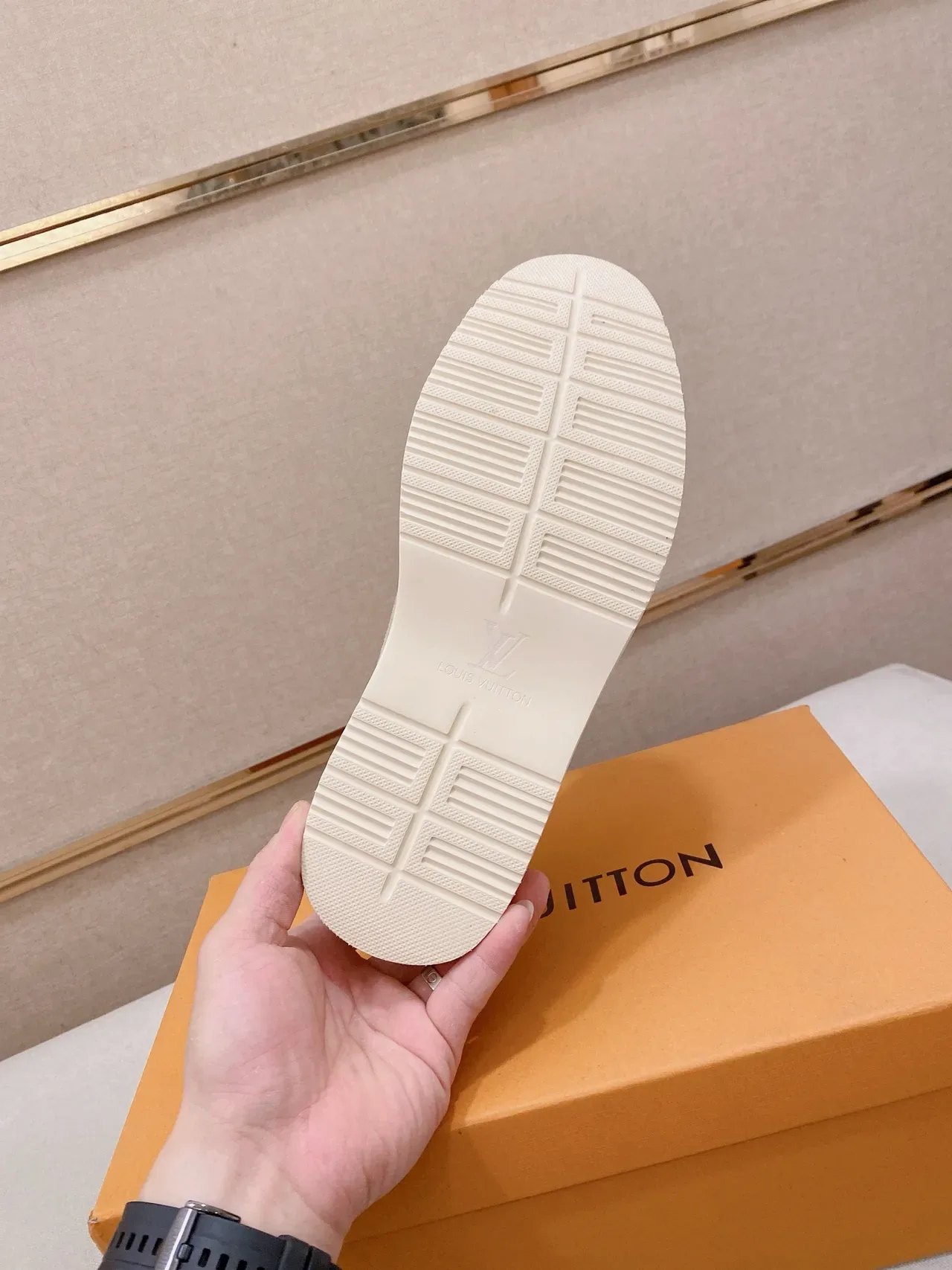 Louis Vuitton Loafer Monogram Piel de Ante Beige Blanco Detalle Motivo 2