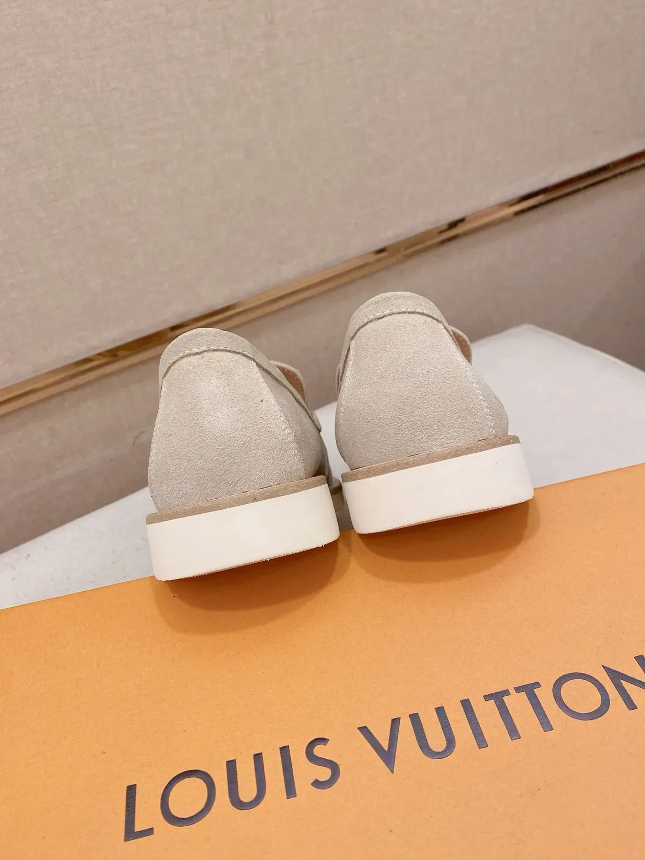 Louis Vuitton Loafer Monogram Piel de Ante Beige Blanco Detalle Motivo 3