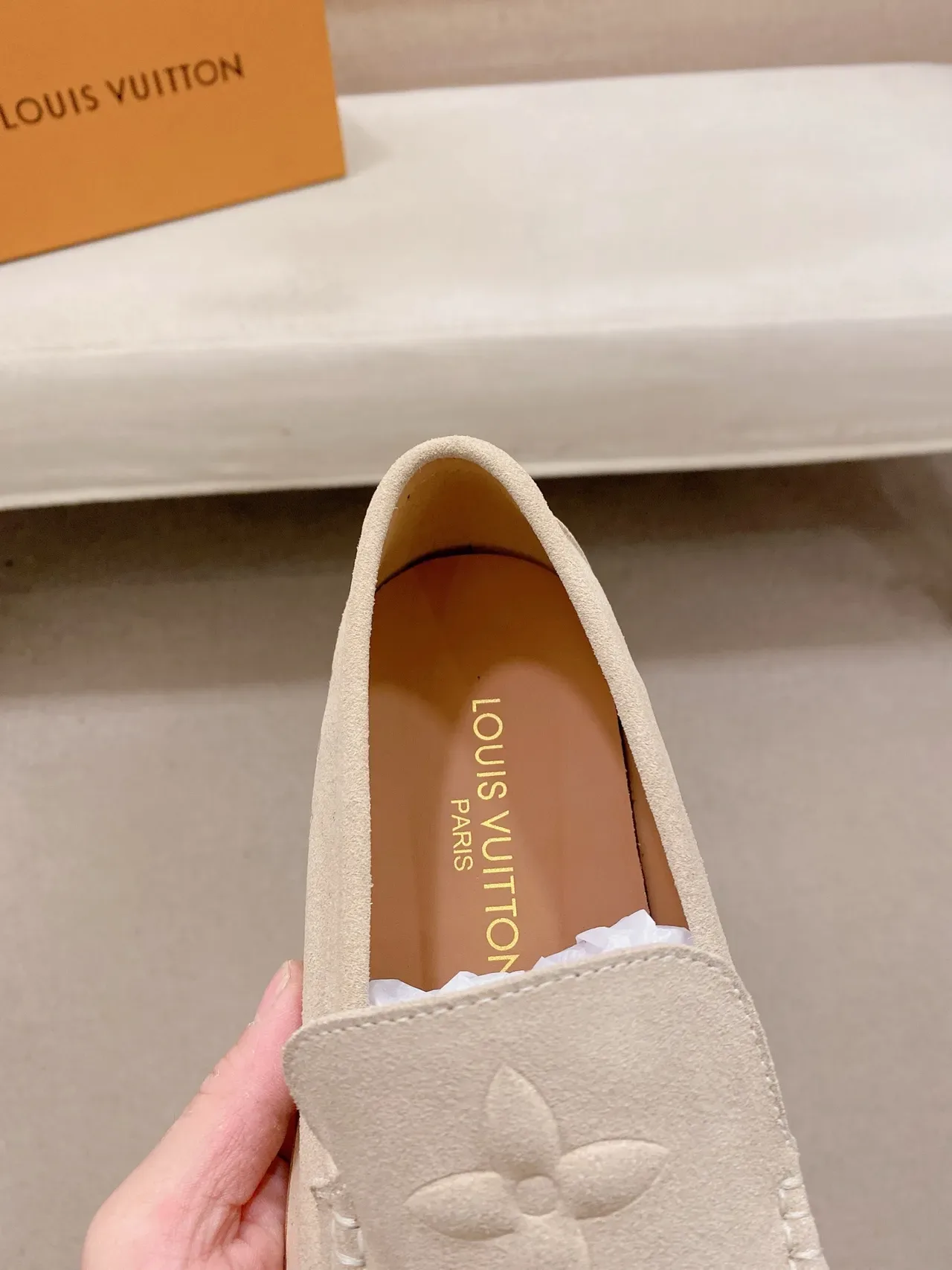 Louis Vuitton Loafer Monogram Piel de Ante Beige Blanco Detalle Motivo 4