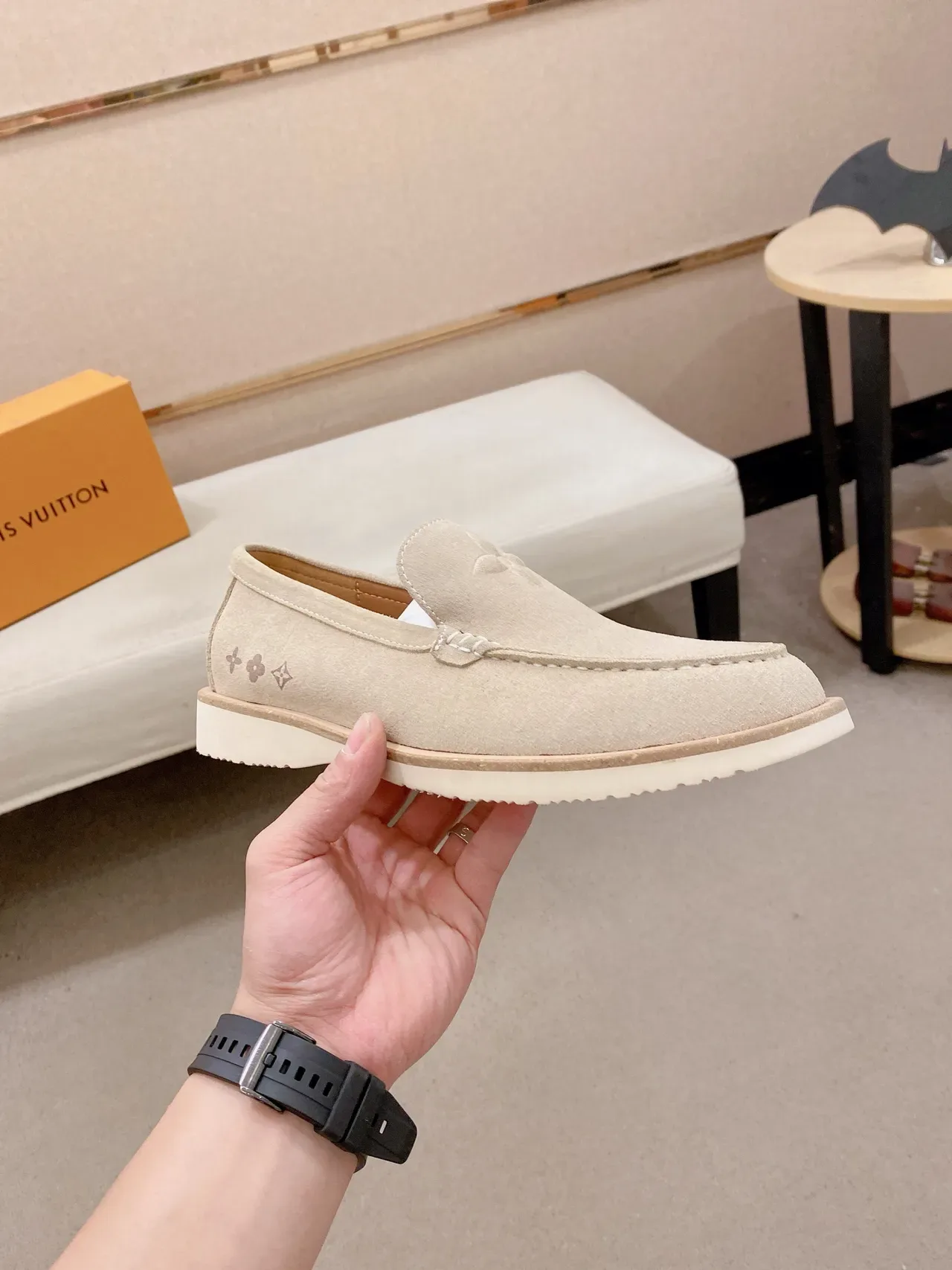 Louis Vuitton Loafer Monogram Piel de Ante Beige Blanco Detalle Motivo 5