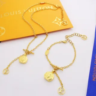 Colar Louis Vuitton Monogram Medallion Corrente de Ouro com Fecho Toggle