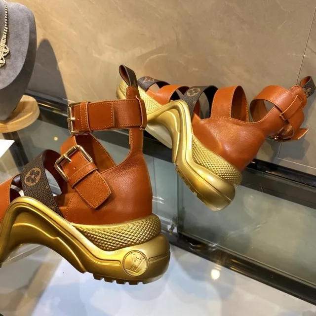 Louis Vuitton Monogram صندل جلادياتور منصة 3