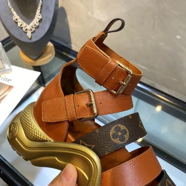 Louis Vuitton Monogram صندل جلادياتور منصة 5