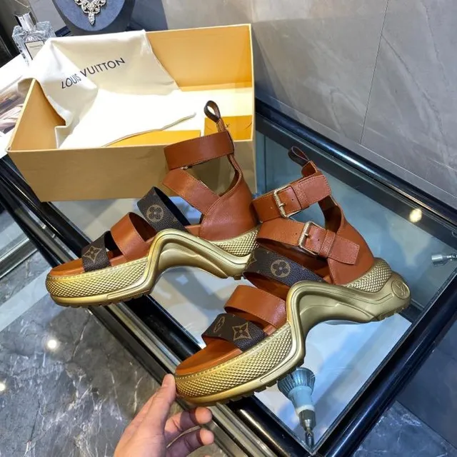 Louis Vuitton Monogram صندل جلادياتور منصة 7