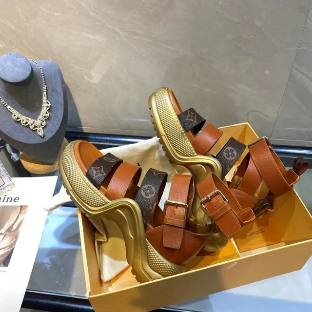 Louis Vuitton Monogram صندل جلادياتور منصة 8