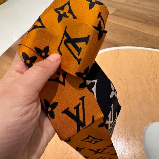 Louis Vuitton Monogram Écharpe de soie étroite réversible