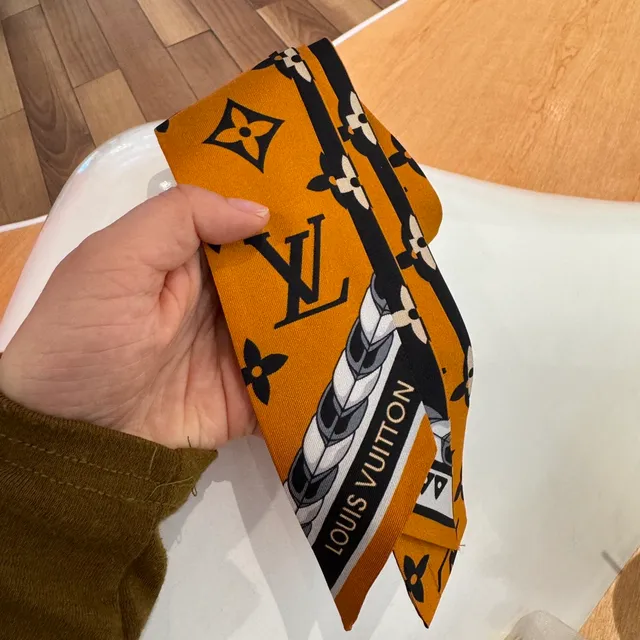 Louis Vuitton Monogram উল্টোপাল্টা সংকীর্ণ রেশমের স্কার্ফ 6