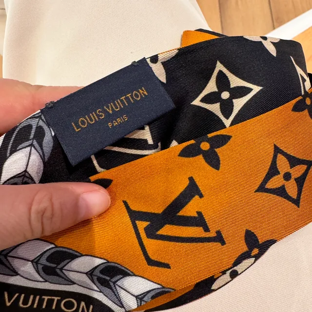 Louis Vuitton Monogram উল্টোপাল্টা সংকীর্ণ রেশমের স্কার্ফ 7