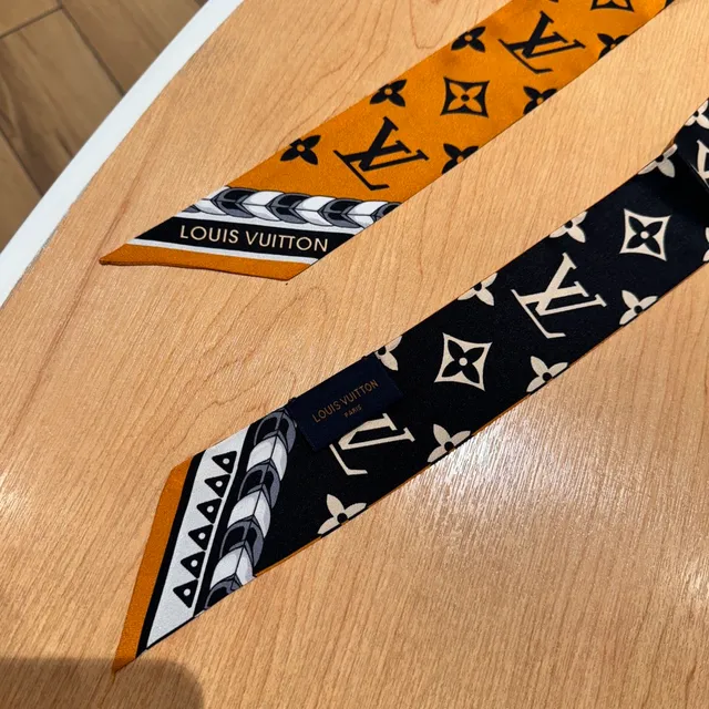 Louis Vuitton Monogram উল্টোপাল্টা সংকীর্ণ রেশমের স্কার্ফ 8