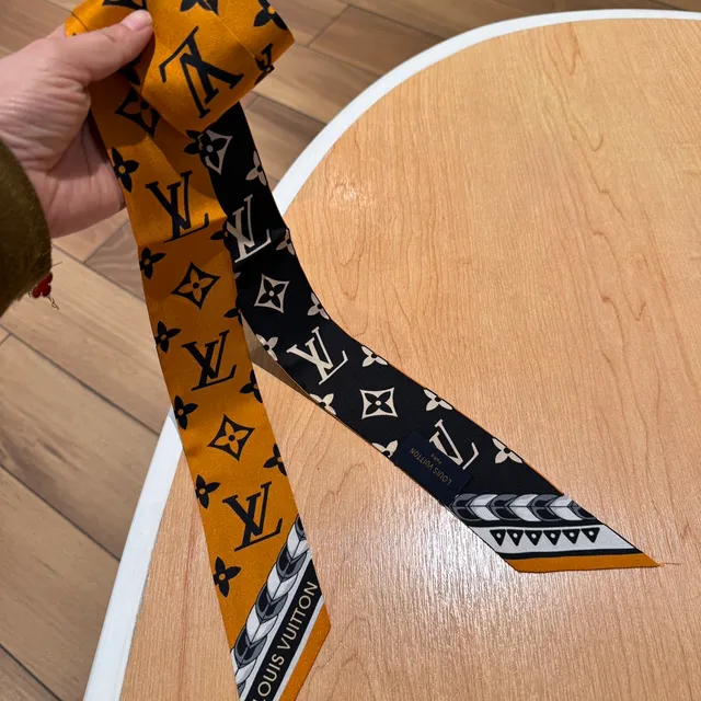 Louis Vuitton Monogram উল্টোপাল্টা সংকীর্ণ রেশমের স্কার্ফ 9