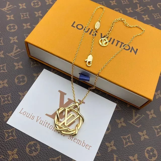 Collier Louis Vuitton Monogram Rope Pendant en Or 4