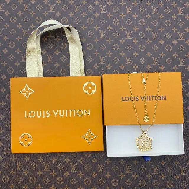 Collier Louis Vuitton Monogram Rope Pendant en Or 6