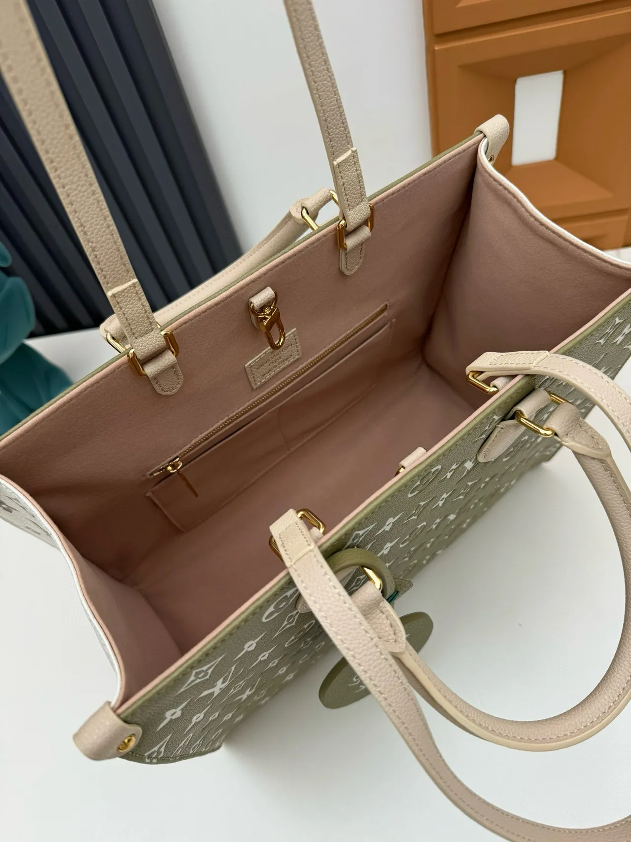 Louis Vuitton OnTheGo Tote Bolsa Verde Oliva monograma de asa superior Bolsa Tote 3