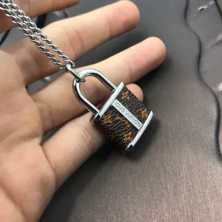 Louis Vuitton প্যাডলক পেন্ডেন্ট বাদামি রূপালী মনোগ্রাম ক্যানভাস নেকলেস
