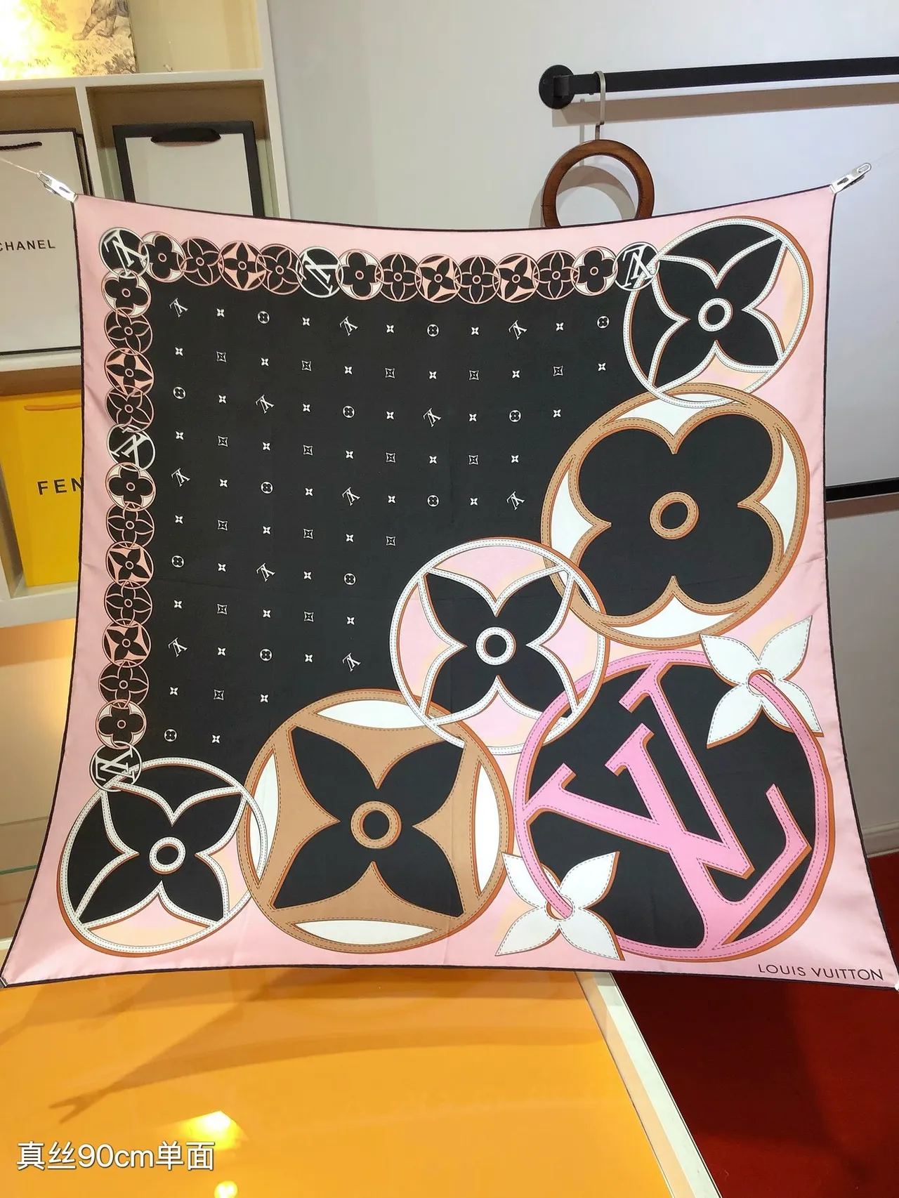 Louis Vuitton गुलाबी काला वर्गाकार फूलों की मुद्रण रेशम स्कार्फ 5