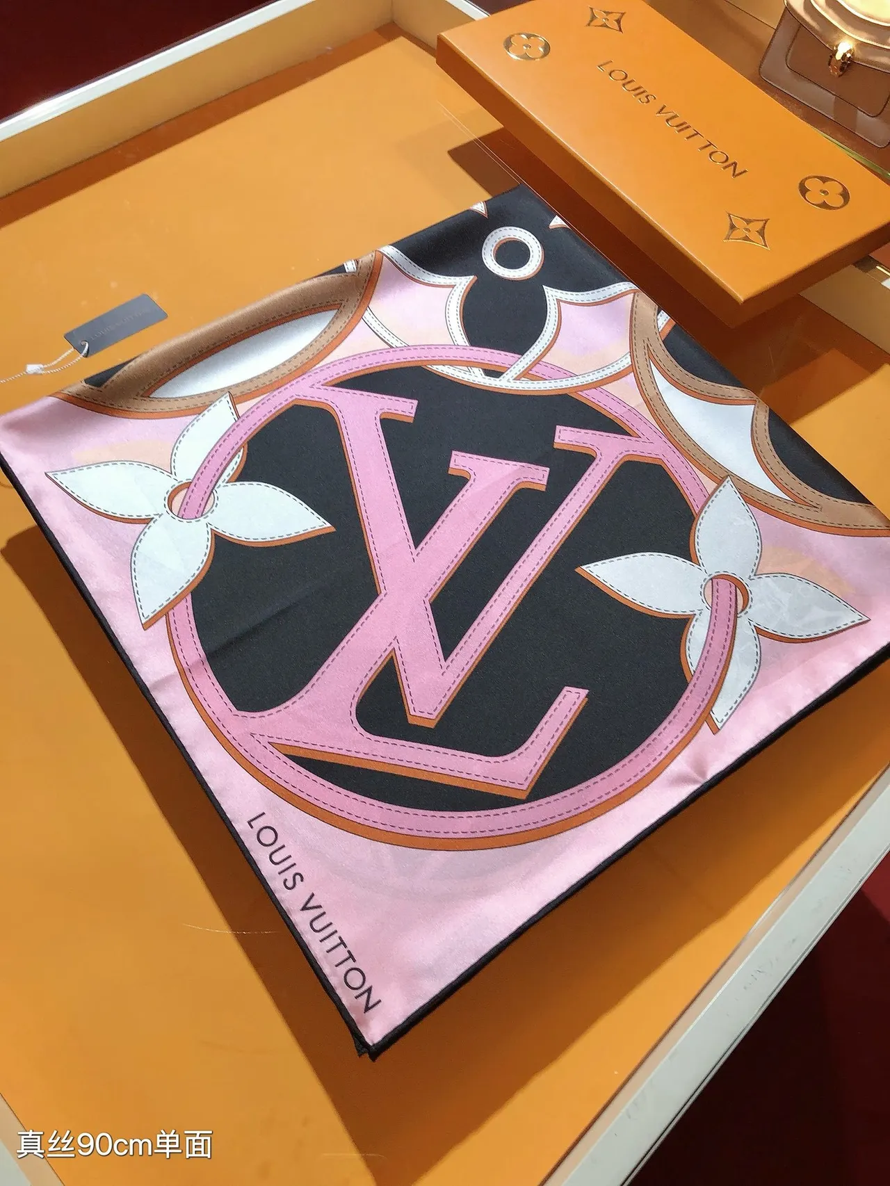 Louis Vuitton गुलाबी काला वर्गाकार फूलों की मुद्रण रेशम स्कार्फ 7