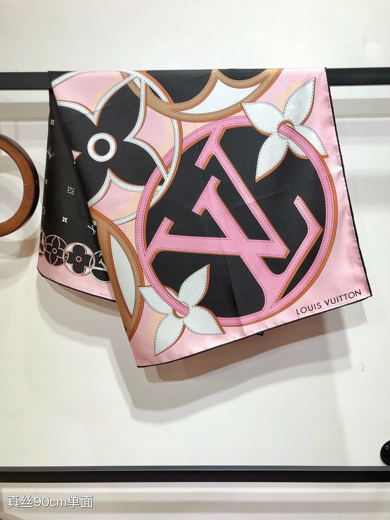 Louis Vuitton गुलाबी काला वर्गाकार फूलों की मुद्रण रेशम स्कार्फ 9