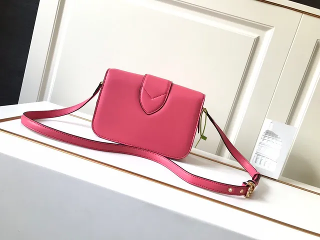 Louis Vuitton Bolsa crossbody rosa flap estruturado 2