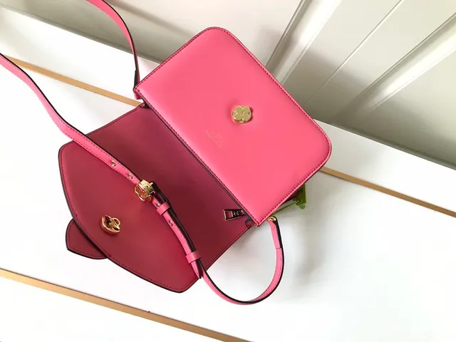 Louis Vuitton Bolsa crossbody rosa flap estruturado 3