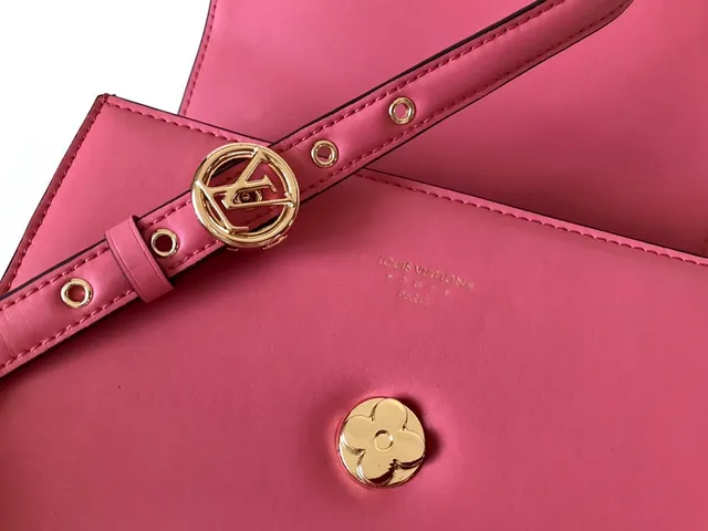 Louis Vuitton Bolsa crossbody rosa flap estruturado 4