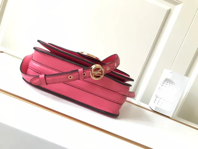 Louis Vuitton Bolsa crossbody rosa flap estruturado 5