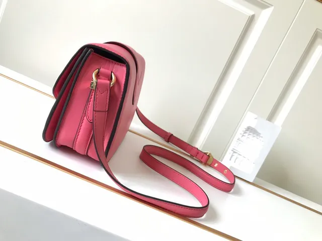 Louis Vuitton Bolsa crossbody rosa flap estruturado 6
