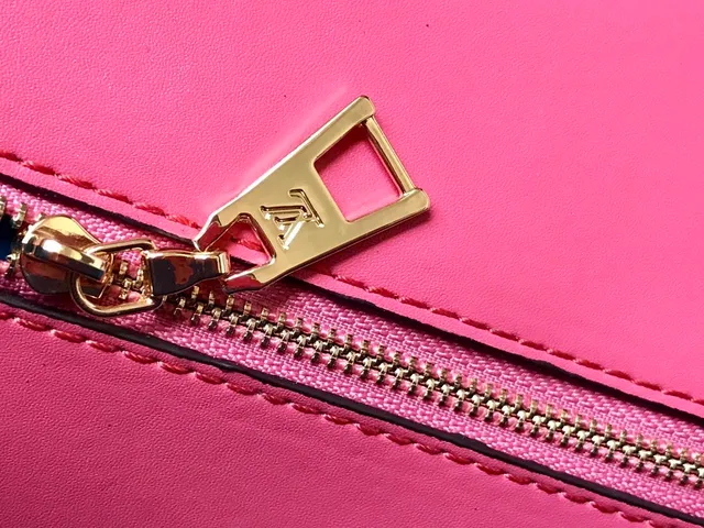 Louis Vuitton Bolsa crossbody rosa flap estruturado 7