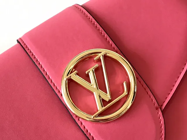 Louis Vuitton Bolsa crossbody rosa flap estruturado 8