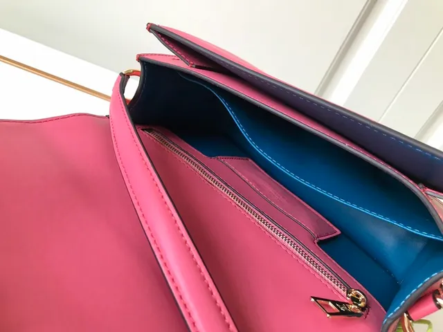 Louis Vuitton Bolsa crossbody rosa flap estruturado 9