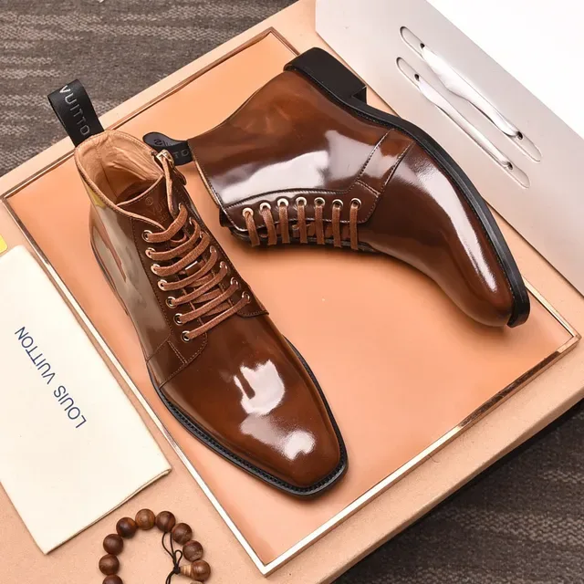 Botas Louis Vuitton Marrom Polido com Cadarços 9